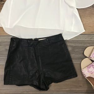 🔴 High Waisted Faux Leather Bootie Shorts | XS